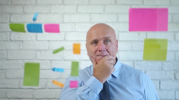 Empresario en sala de conferencias antes de una reunión Compruebe las notas del panel de vidrio — Vídeos de Stock