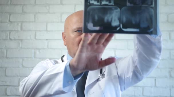 Zahnarzt besorgt Analyse Röntgen Medizinische Klinik Heilung Zähne Problem — Stockvideo