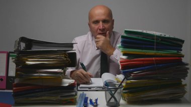 Arşiv Odasında Finansal Belgelerle Çalışan İşadamı