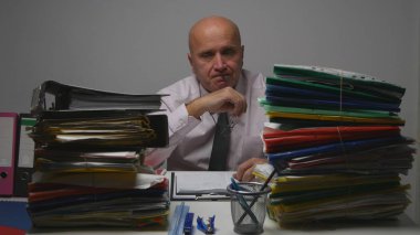 Mali Belgelerle Çalışan Muhasebe Ofisinde Hayal kırıklığına uğramış İşadamı