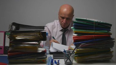 Muhasebe Ofisindeki İşadamı Resmi Mali Belgeleri İmzalama