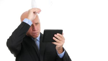 Hayal Kırıklığına Uğramış İşadamı Hardhat Giyen ve Elektronik Tablet Kullanarak Görüntü