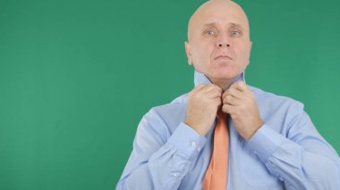 Moda İşadamı Aynada Kravatını Düzenliyor