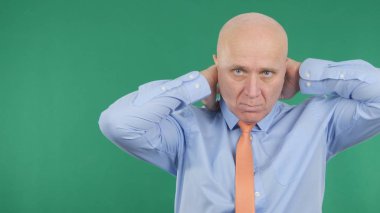 Moda İşadamı Aynada Kravatını Düzenliyor