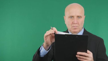 Emin İşadamı Görüntü Panoda İş Notları Alma