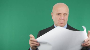 Bina Planları ve Projeleri Arayan Kendinden Emin Bir İşadamı ile Görüntü