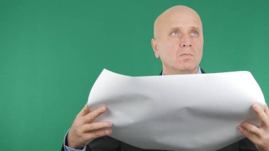 Bina Planları ve Projeleri Arayan Kendinden Emin Bir İşadamı ile Görüntü