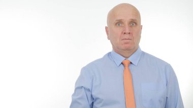 Bir Röportajda Kameraya Bakan Bir İşadamı ile Görüntü