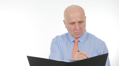 Okuma ve yazma iş belgeleri siyah bir klasörden işadamı görüntüsü