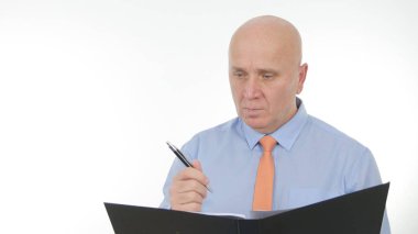 Okuma ve yazma iş belgeleri siyah bir klasörden işadamı görüntüsü