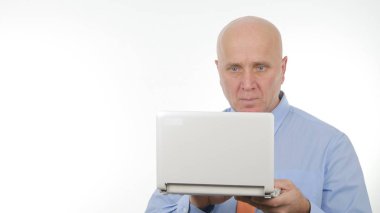 Laptop İletişim Teknolojisini Kullanan İşadamı İmajı