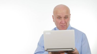 Şaşkın İşadamı Görüntü Laptop kullanarak ve Online İş Haberleri Okuma