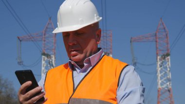 Cep telefonu iletişim kullanarak bakımda çalışan mühendis