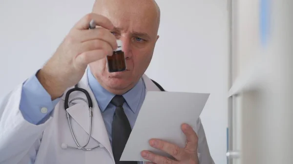 Imagem com um médico que olha para a prescrição de um destinatário do medicamento — Fotografia de Stock