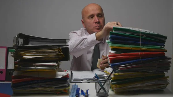 Uomo d'affari dell'ufficio contabile che lavora con documenti finanziari — Foto Stock
