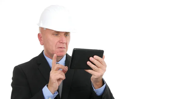 Afbeelding met Voorbezette zakenman die hard Hat draagt en elektronische tablet gebruikt — Stockfoto