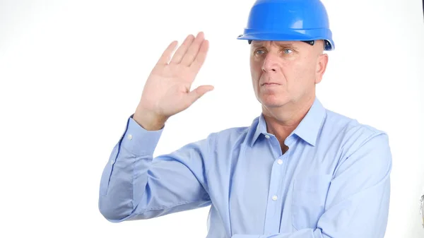 Bild mit seriösem Ingenieur, der eine Hallo-Handgeste macht — Stockfoto