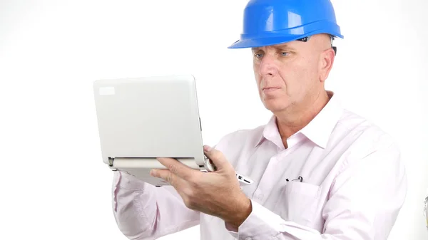 Kép-val elfoglalt mérnök használ laptop kommunikáció — Stock Fotó