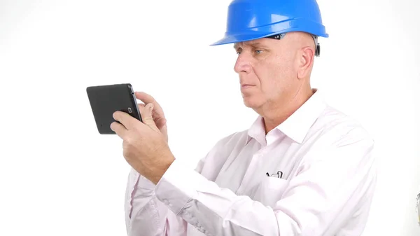 Bild mit Ingenieur beim Lesen und Schreiben von Nachrichten auf Tablet — Stockfoto