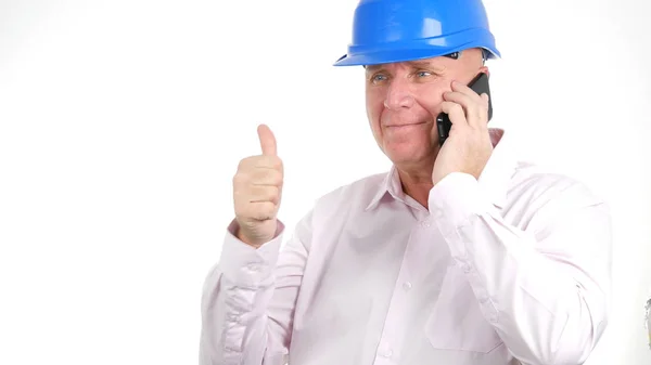 행복한 엔지니어는 휴대 전화 미소와 엄지 손가락에 이야기 — 스톡 사진