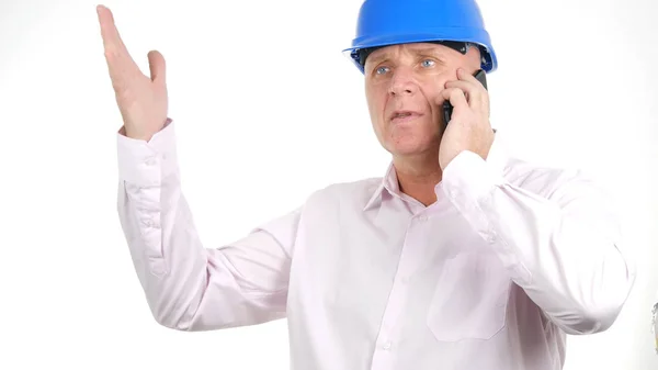 Upset Engineer Talk to Mobile and Gesticulate Upset — Stock Photo, Image