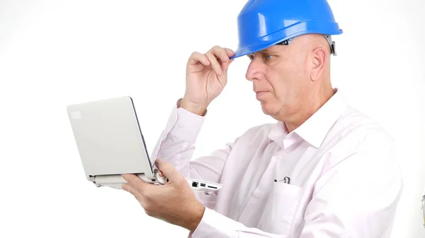 Ingenieur Lees verbaasd financieel bericht op laptop scherm — Stockfoto