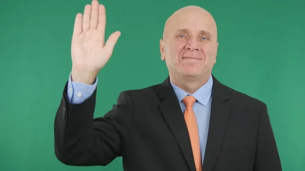 Imagem de empresário fazendo gestos Olá Mão com fundo verde — Fotografia de Stock