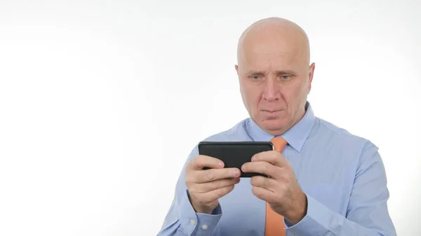 Серьезный бизнесмен читает важное сообщение на планшете — стоковое фото