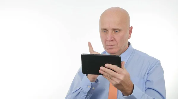 Бизнесмен читает сообщение сделать знак внимания с пальцем — стоковое фото