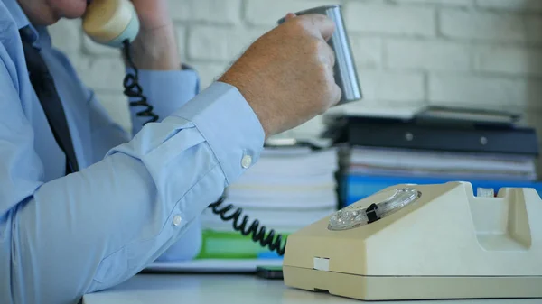 Bild mit Geschäftsmann im Büro, der telefoniert und Kaffee trinkt — Stockfoto