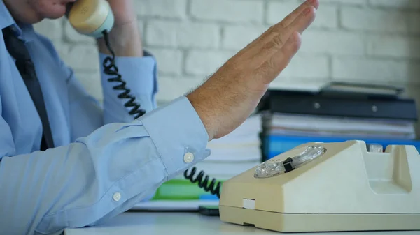 Pewny siebie biznesmen w biurze mówi przez telefon i Gesticulate — Zdjęcie stockowe