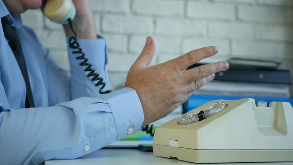 Immagine con un uomo d'affari Parlare al telefono e Gesticulate — Foto Stock
