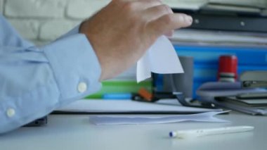 İşadamı Ofis Break Küçük Parçalar bir Beyaz Kağıt