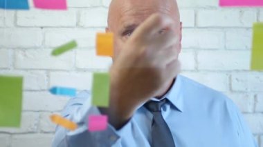 Cam Duvarın Arkasında Gülümseyen Eliyle Vuran İşadamı