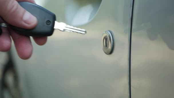 Водитель закрывает дверь автомобиля и забирает ключ от машины — стоковое видео