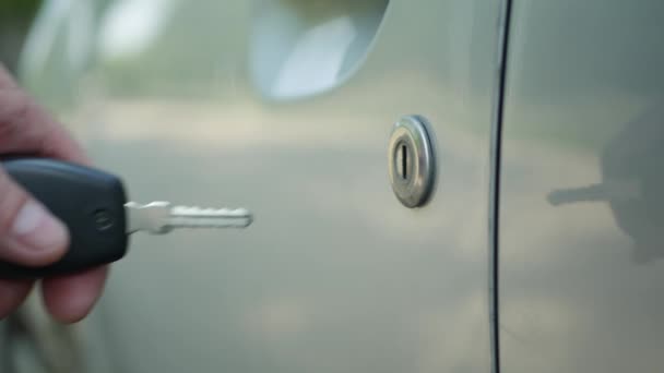 Tir avec conducteur Ouverture de porte de voiture avec clé de voiture — Video