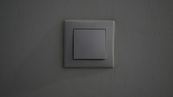 Lumière ouverte de main d'homme poussant le bouton du mur de bureau — Video