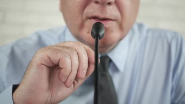 Homme d'affaires avant une conférence de presse Test du microphone et du système audio — Video