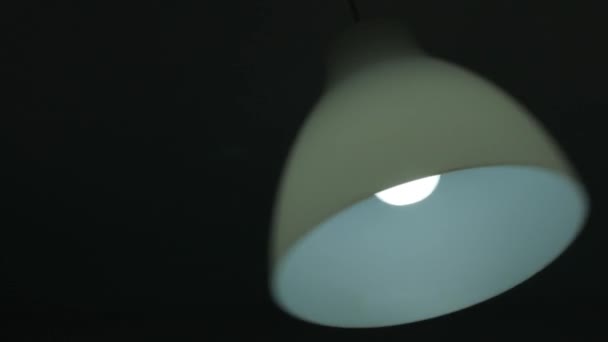 Tir avec une lampe Équilibre dans la pièce au milieu d'un tremblement de terre — Video