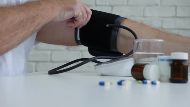 Schieten met een lijdende man die zijn bloeddruk controleert — Stockvideo