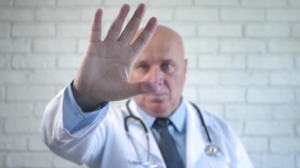 Doutor Atrás de uma Parede de Proteção Gesticulada Colocando Sua Mão no Vidro — Vídeo de Stock