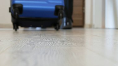 İş Adamı Görüntü Otel Lobisinde Bavulu Yuvarlıyor