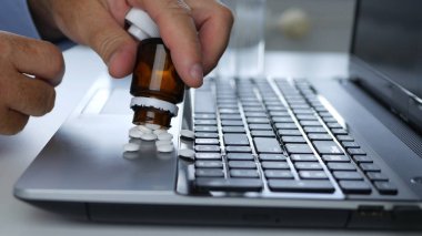 Suffering İşadamı Laptop Yüzey büyük bir baş ağrısı için Pills alın