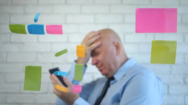 Empresario leyendo malas noticias en el gesto del teléfono celular molesto —  Fotos de Stock