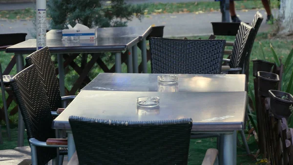 Mesa con sillas en un restaurante Clientes que esperan — Foto de Stock