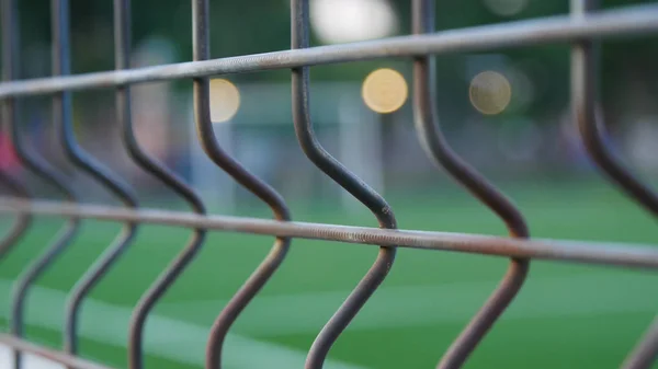 Metallic hekbescherming voor een sportgebied in het park — Stockfoto
