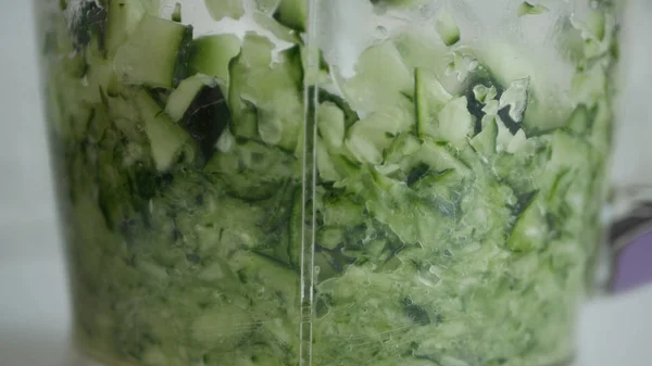 Vitaminler ile Shake için Blender Karışık Salatalık Dilimleri