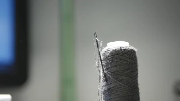 Imagen con bobina con aguja e hilo utilizados en el trabajo de sastrería — Foto de Stock