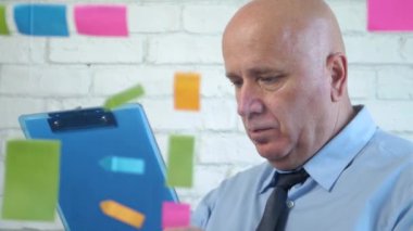 Toplantı Odasında Cam Panelden ve Panodan Notlar Kontrol Etmede İşadamı