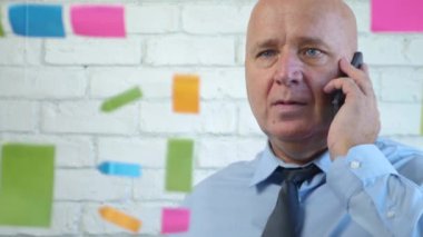 Toplantı Odasında İşadamı Mobil ve Gesticulate ile Konuştu